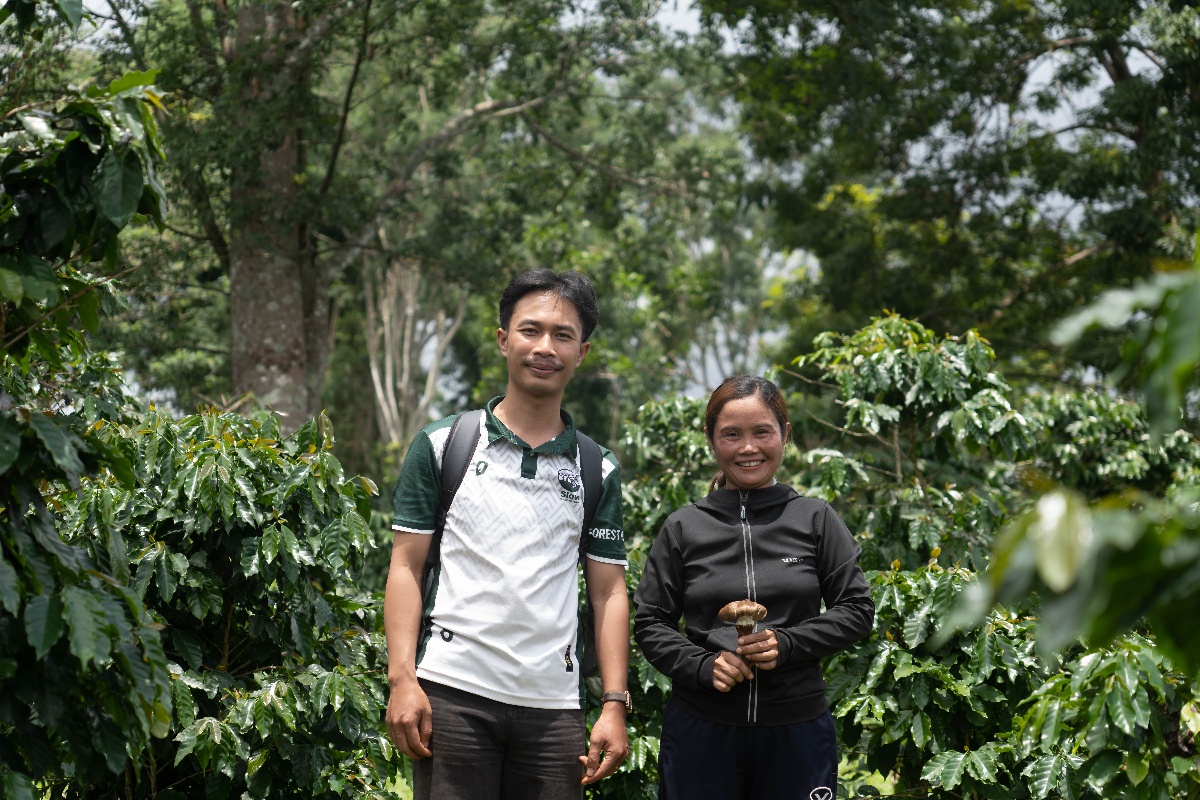 Our Field Manager, Vilaphong Santaincee, is supporting Mrs. Soy, a local coffee farmer, in her plantation in Laos. © Slow/Saosavanth Ketmala